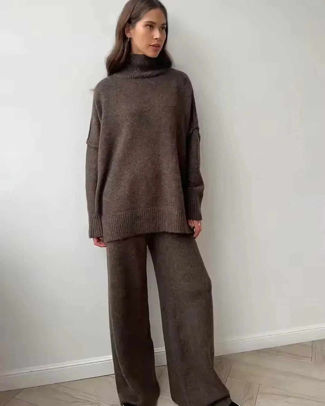 Ensemble marron à col roulé, coupe ample et confortable, adapté pour des occasions décontractées.