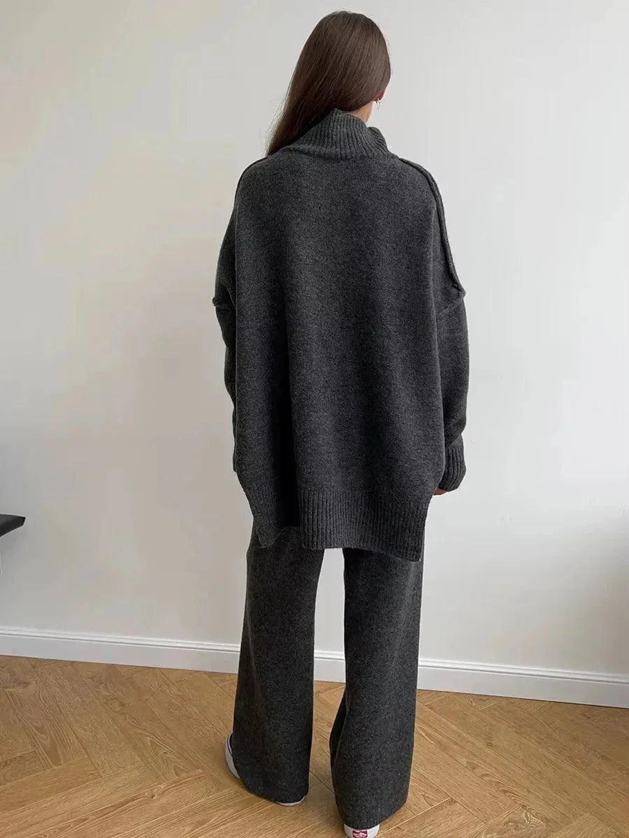 Ensemble gris col roulé femme, coupe ample, en matière douce, adapté pour un style décontracté.