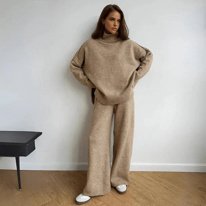 Ensemble beige pour femme, coupe ample, col roulé, en mélange de coton, adapté pour des occasions décontractées.