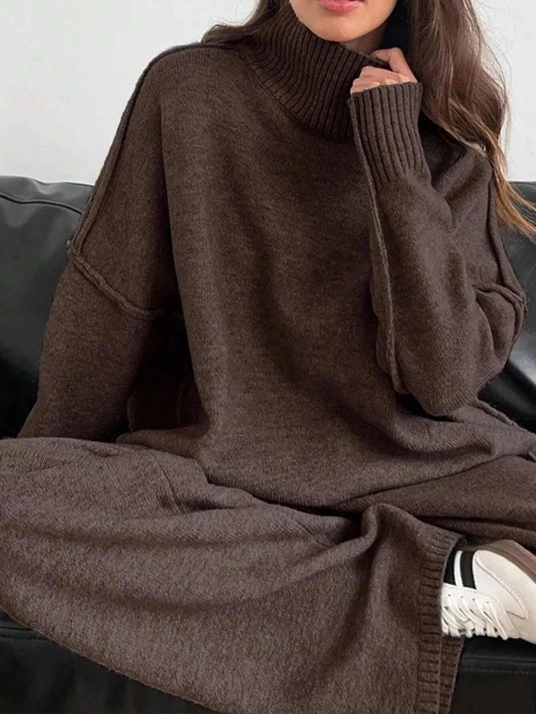 Ensemble femme marron à col roulé, coupe ample et tissu doux et respirant.