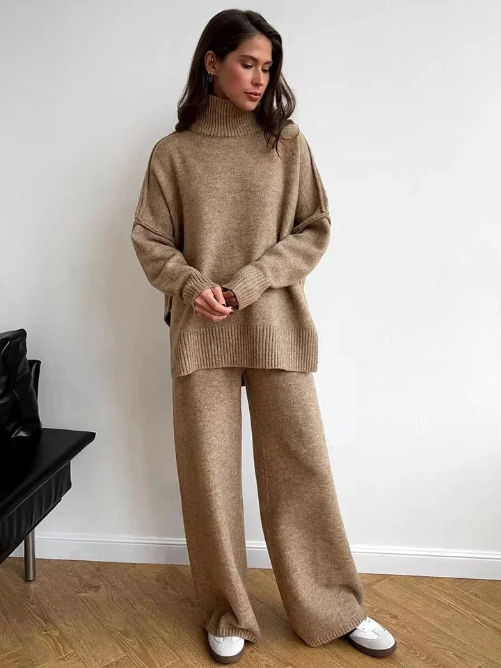 Ensemble beige pour femme, coupe ample, col roulé, adapté aux occasions décontractées.