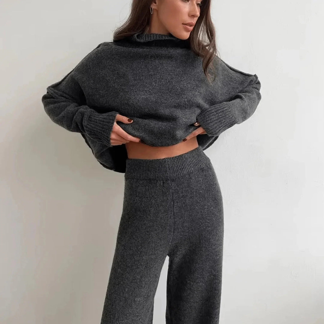 Ensemble femme gris col roulé, coupe ample, en matière douce, adapté pour des occasions décontractées.