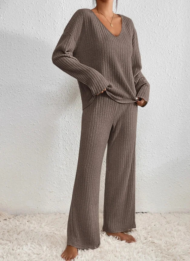 Ensemble femme marron, manches longues, col en V, en mélange de coton, adapté pour le quotidien et les loisirs.