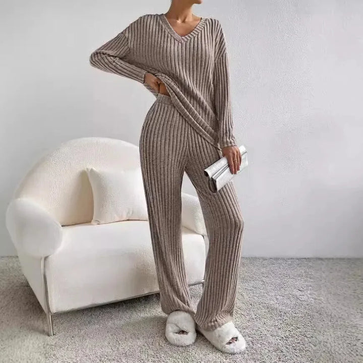 Ensemble femme noir à manches longues, col en V, en mélange de coton, idéal pour un usage quotidien.