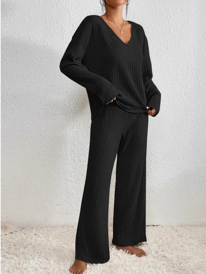 Ensemble femme beige à manches longues, col en V, en tissu doux, adapté pour des occasions décontractées.