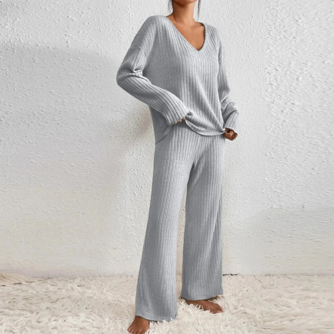 Ensemble femme noir à manches longues, col en V, en mélange de coton, adapté pour un usage quotidien.