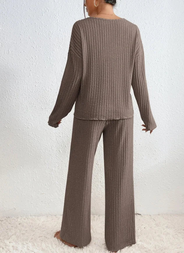 Ensemble femme marron à manches longues, col en V, en mélange de coton, adapté pour un usage quotidien.