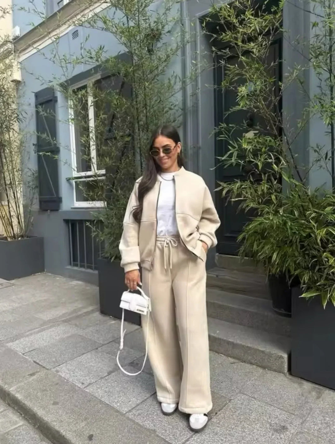 Ensemble de jogging femme gris avec veste ample à capuche et taille élastique.