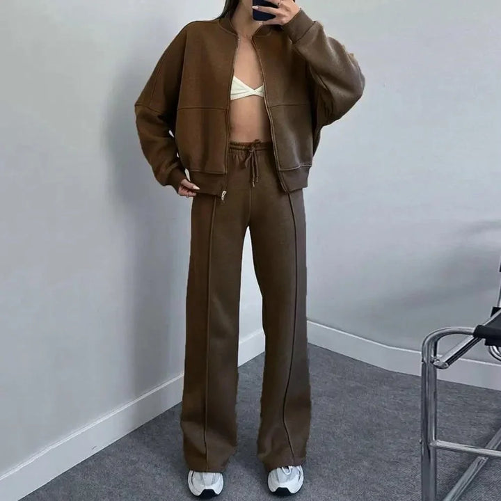 Ensemble de jogging femme beige en coton léger, avec veste ample et taille élastique.
