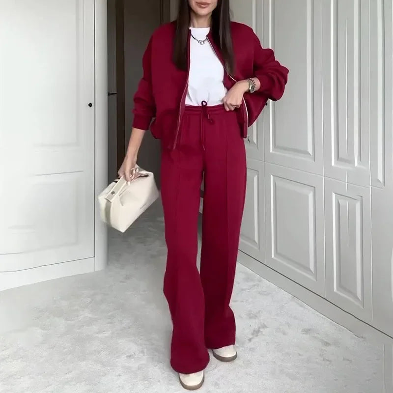 Ensemble de jogging femme noir avec veste ample et pantalon à taille élastique en coton.