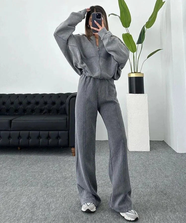 Ensemble de jogging femme gris avec veste ample et élastiques aux poignets et à la taille du pantalon.