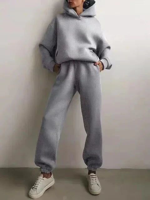 Ensemble deux pièces ample en coton léger, design moderne avec coupe décontractée pour le quotidien et les loisirs.
