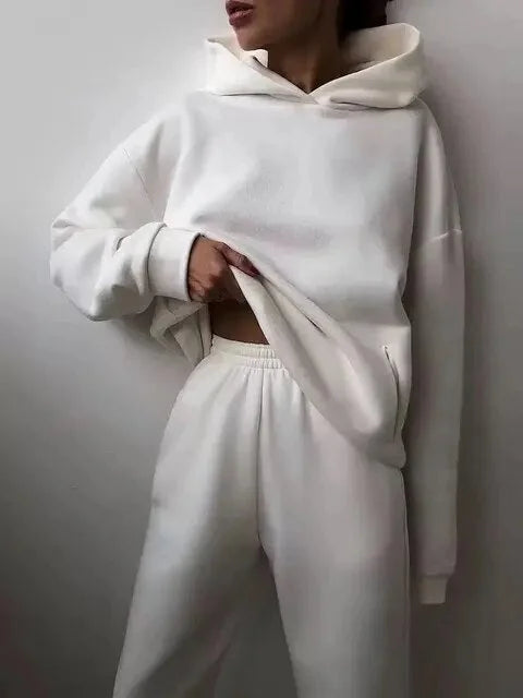 Ensemble deux pièces noir pour femmes, coupe ample, en tissu léger et respirant, design contemporain.