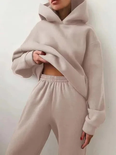 Ensemble deux pièces ample pour femmes en mélange de coton, design moderne et coupe décontractée, couleur blanche.