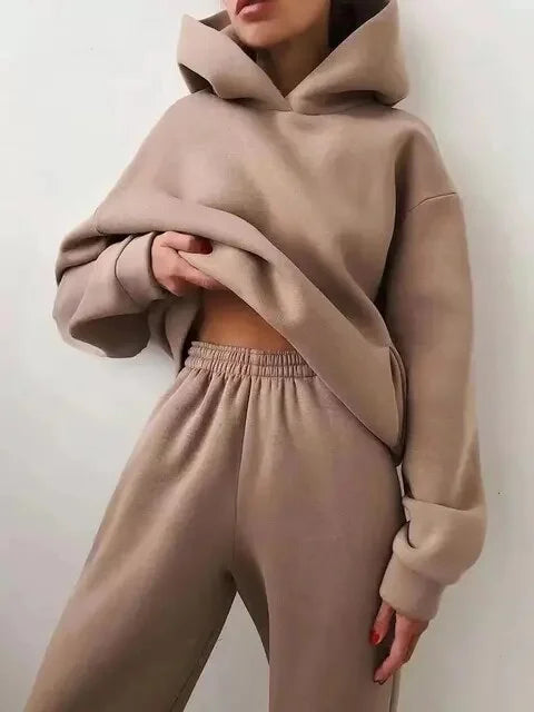 Ensemble deux pièces blanc pour femmes, coupe ample et design moderne en matériau respirant.