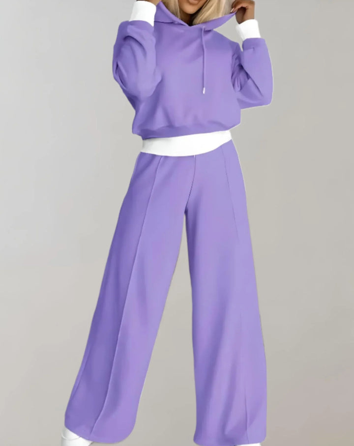 Ensemble deux pièces femme noir avec capuche et pantalon ample pour un confort décontracté.