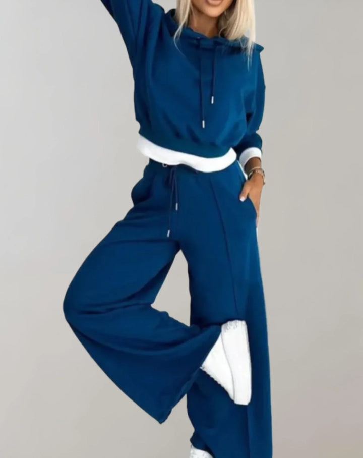 Ensemble deux pièces femme noir, avec capuche, coupe décontractée et pantalon ample en mélange de coton léger.