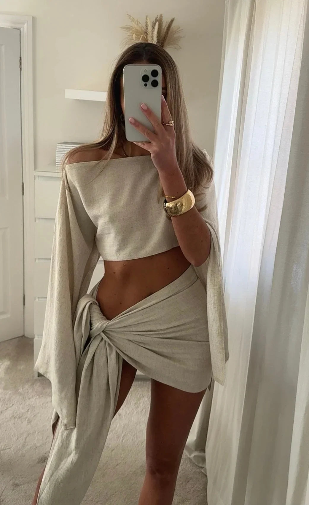 Ensemble deux pièces femme en lin off white, incluant un haut élégant et un sarong fluide, parfait pour les journées d'été.