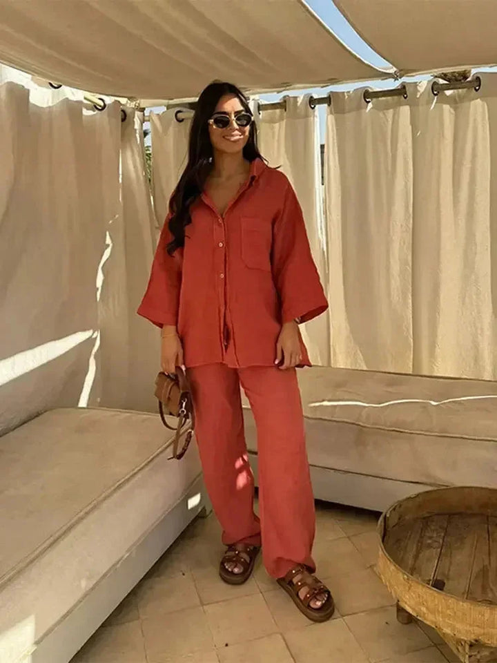 Ensemble deux pièces femme en coton avec un design décontracté, idéal pour un usage quotidien ou des occasions décontractées.