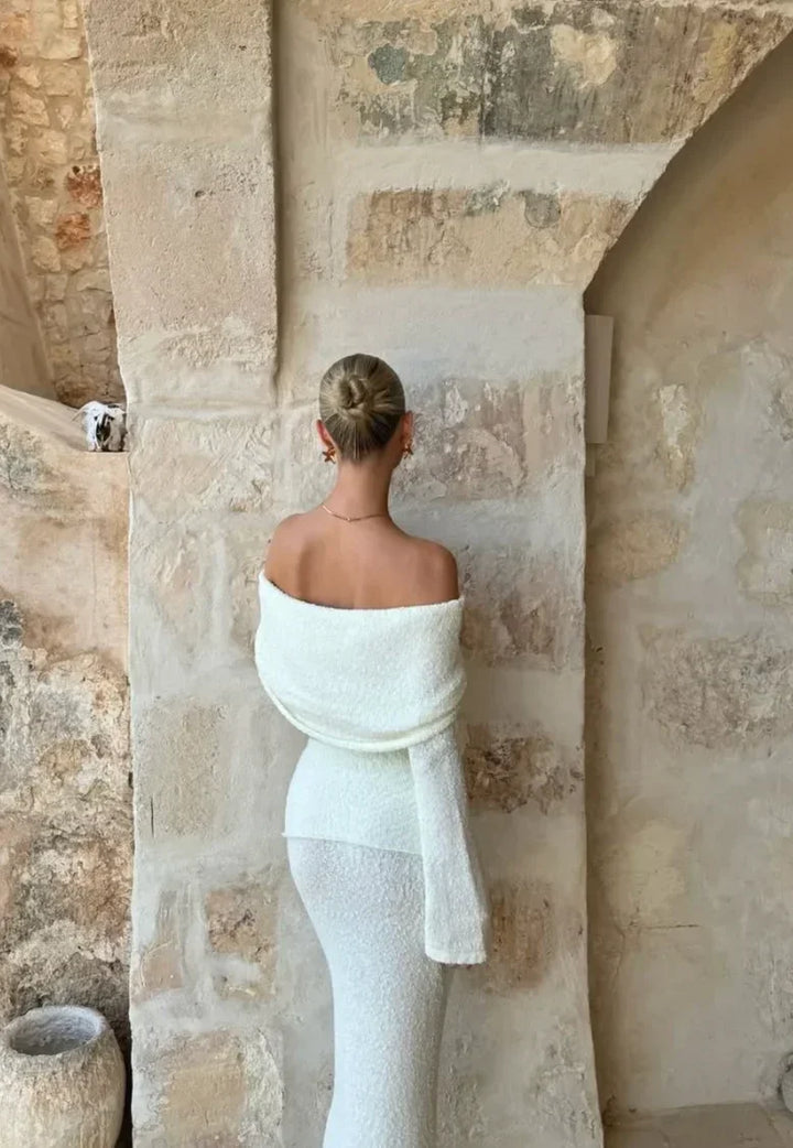 Ensemble deux pièces femme épaule nue en tissu blanc léger avec détails scintillants et coupe moderne.