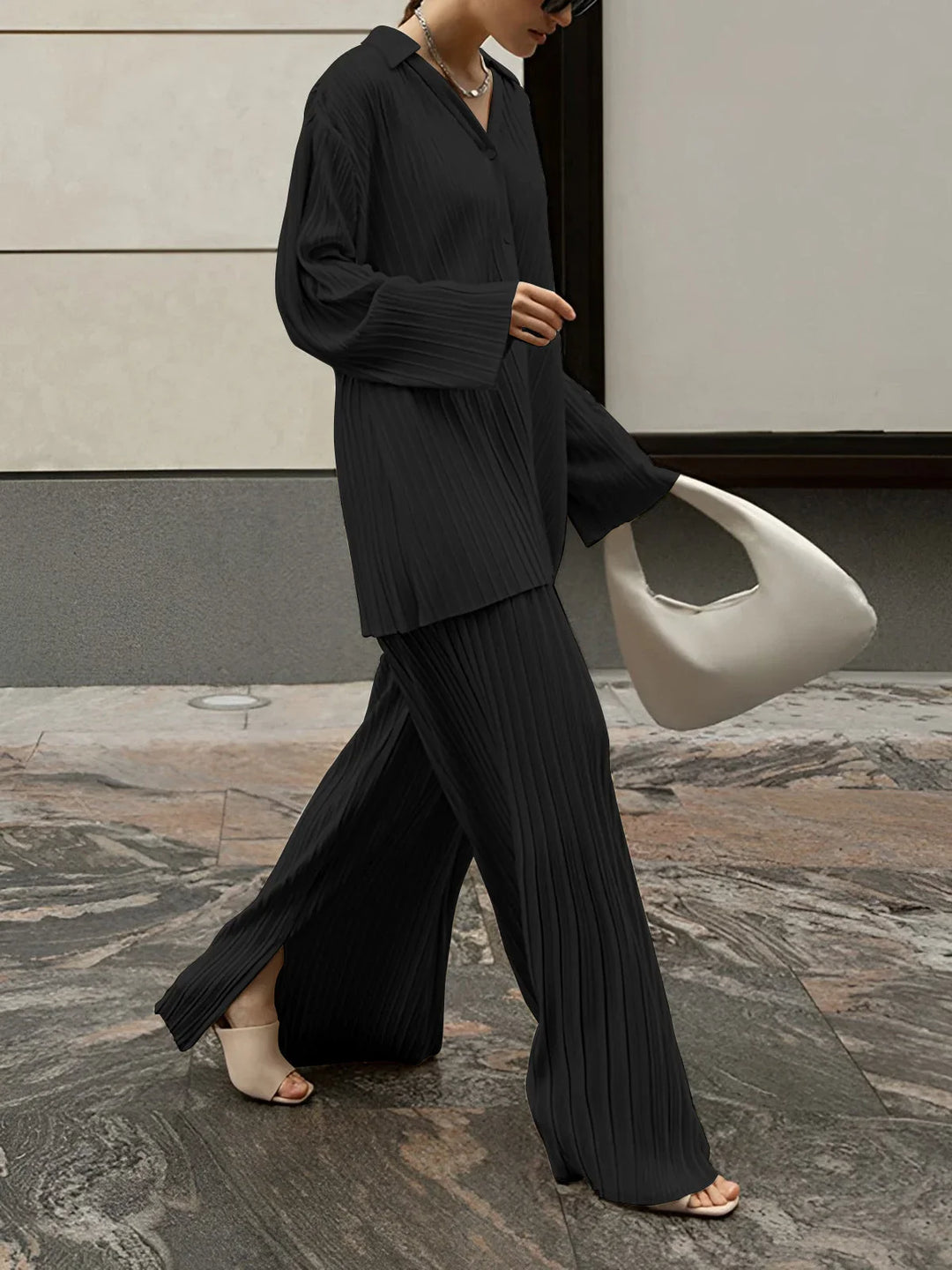 Ensemble deux pièces plissé blanc pour femme, avec taille élastique et coupe moderne.
