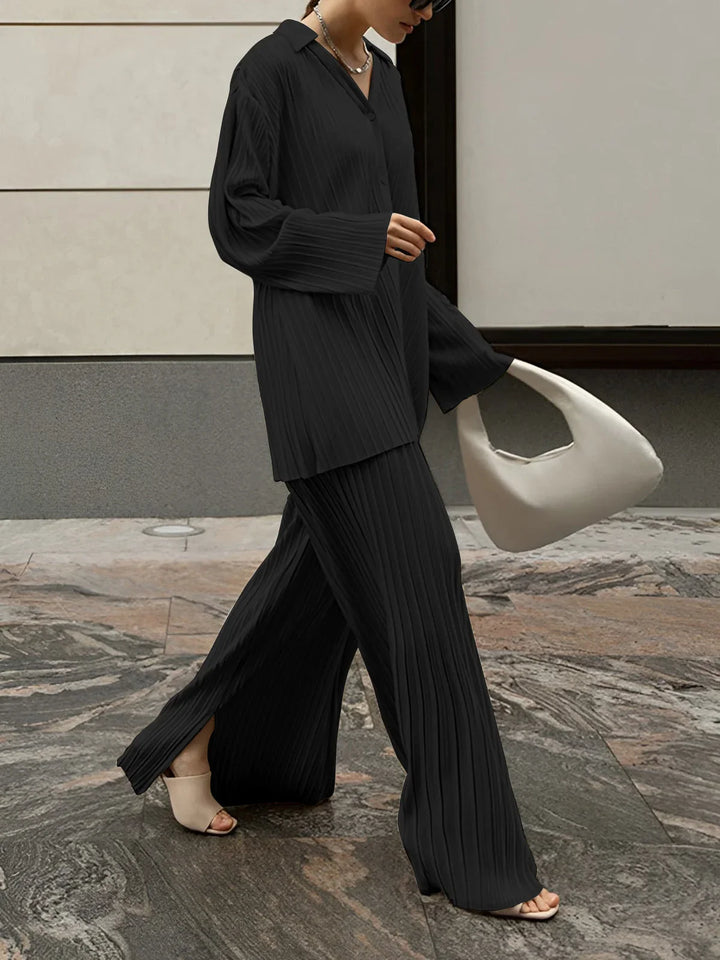 Ensemble deux pièces plissé blanc pour femme, avec taille élastique et coupe moderne.