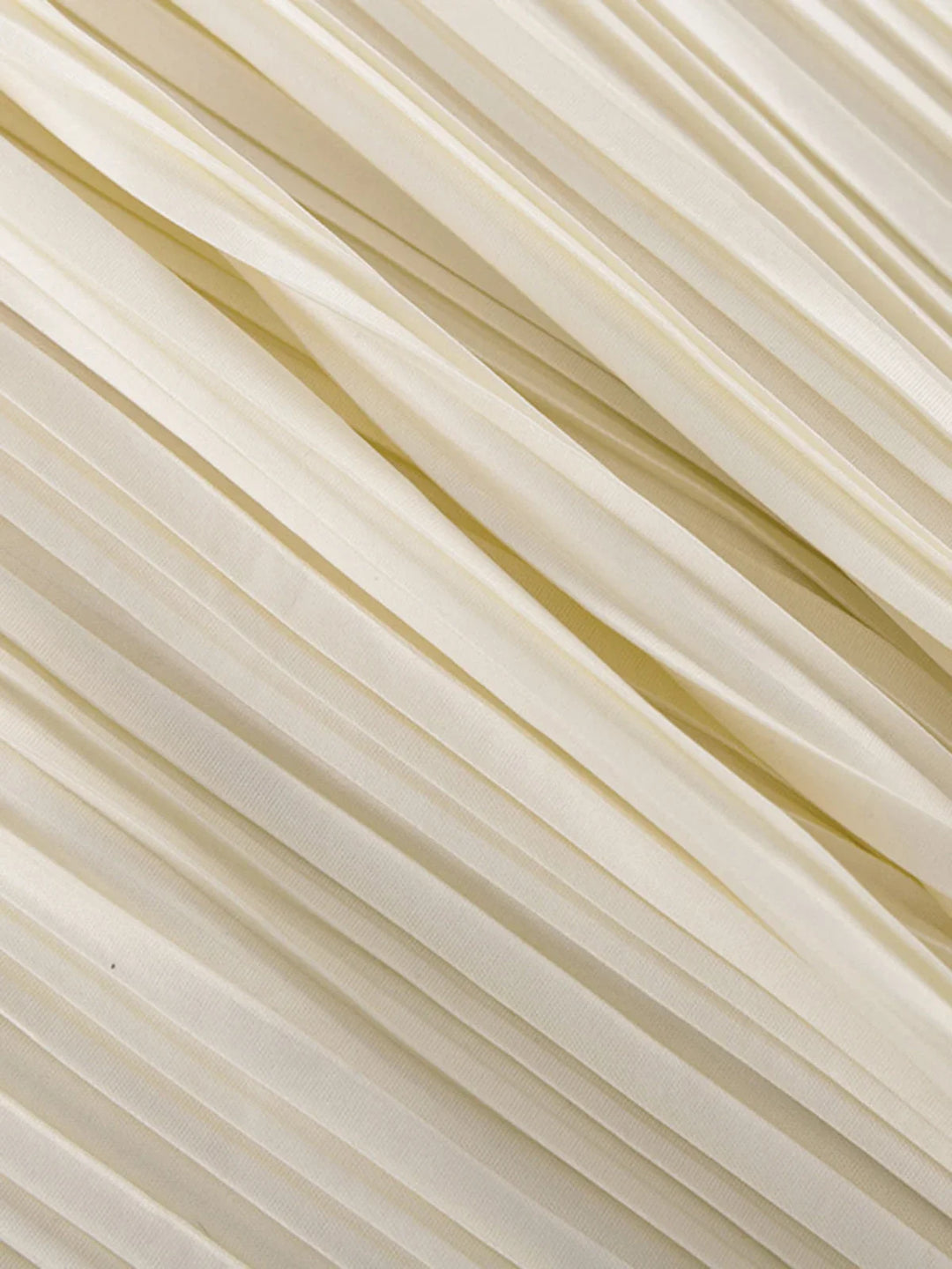 Ensemble deux pièces plissé blanc en mélange de coton léger, coupe décontractée, adapté pour le quotidien et les loisirs.