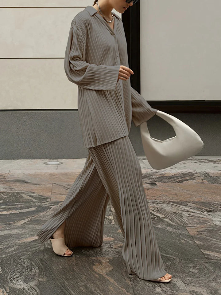 Ensemble deux pièces plissé noir pour femme, avec coupe confortable et design décontracté.
