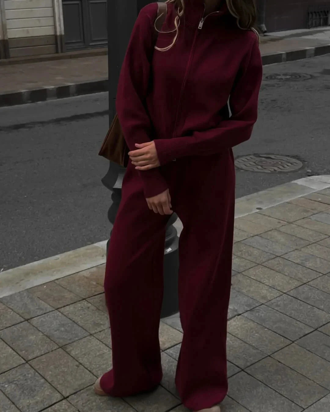 Ensemble détente femme gris en tricot doux avec fermeture éclair et coupe décontractée.
