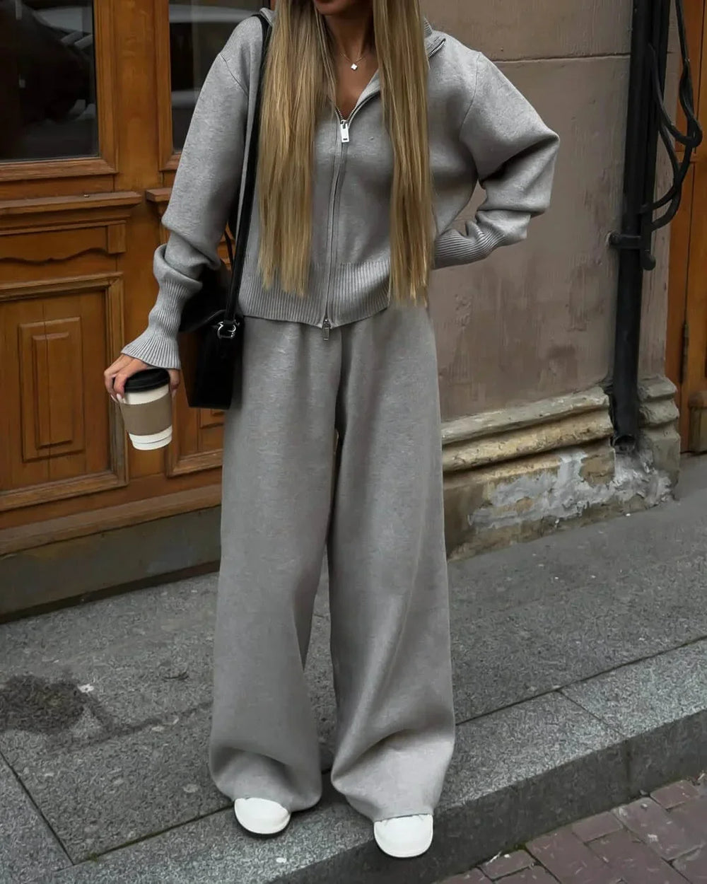 Ensemble femme blanc en tricot doux, avec fermeture éclair et design décontracté pour le quotidien.