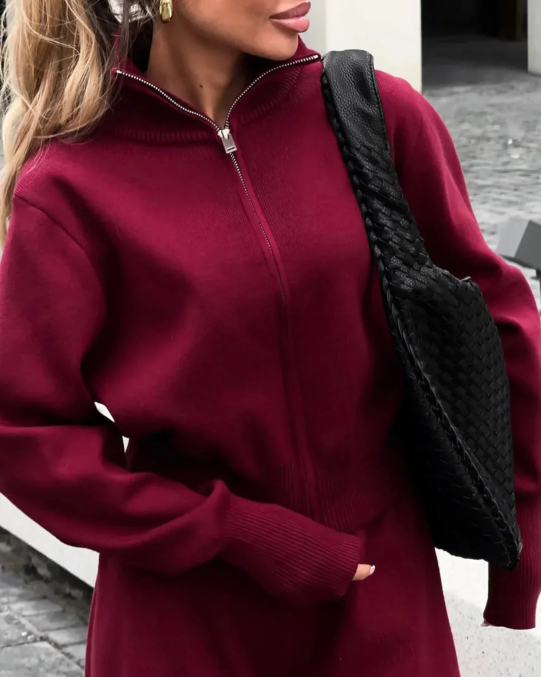 Ensemble femme en tricot doux, avec fermeture éclair, couleur blanche, adapté pour des tenues décontractées.