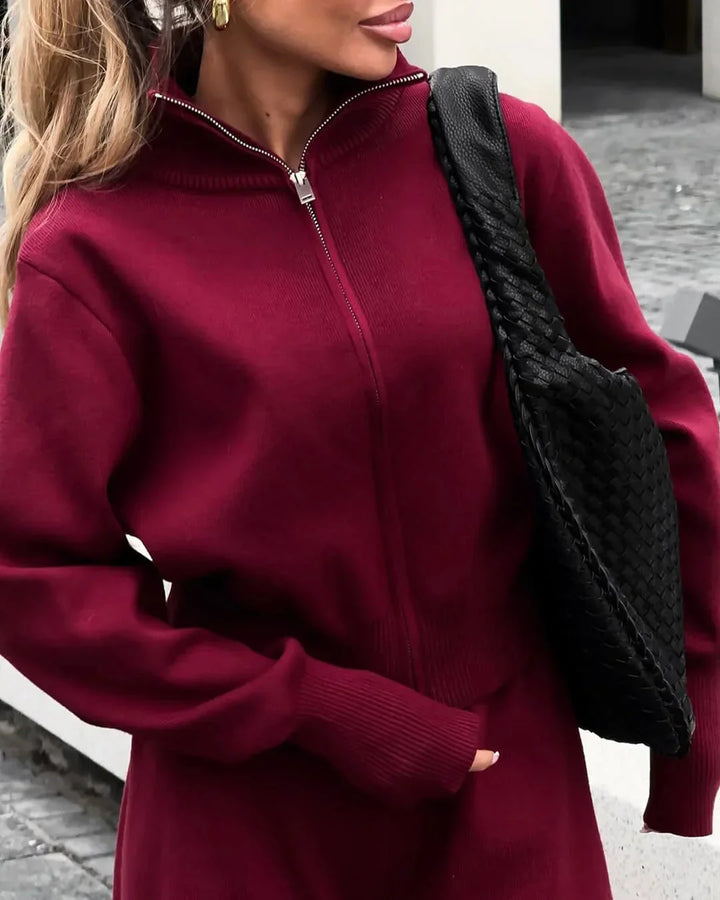 Ensemble femme en tricot doux, avec fermeture éclair, couleur blanche, adapté pour des tenues décontractées.