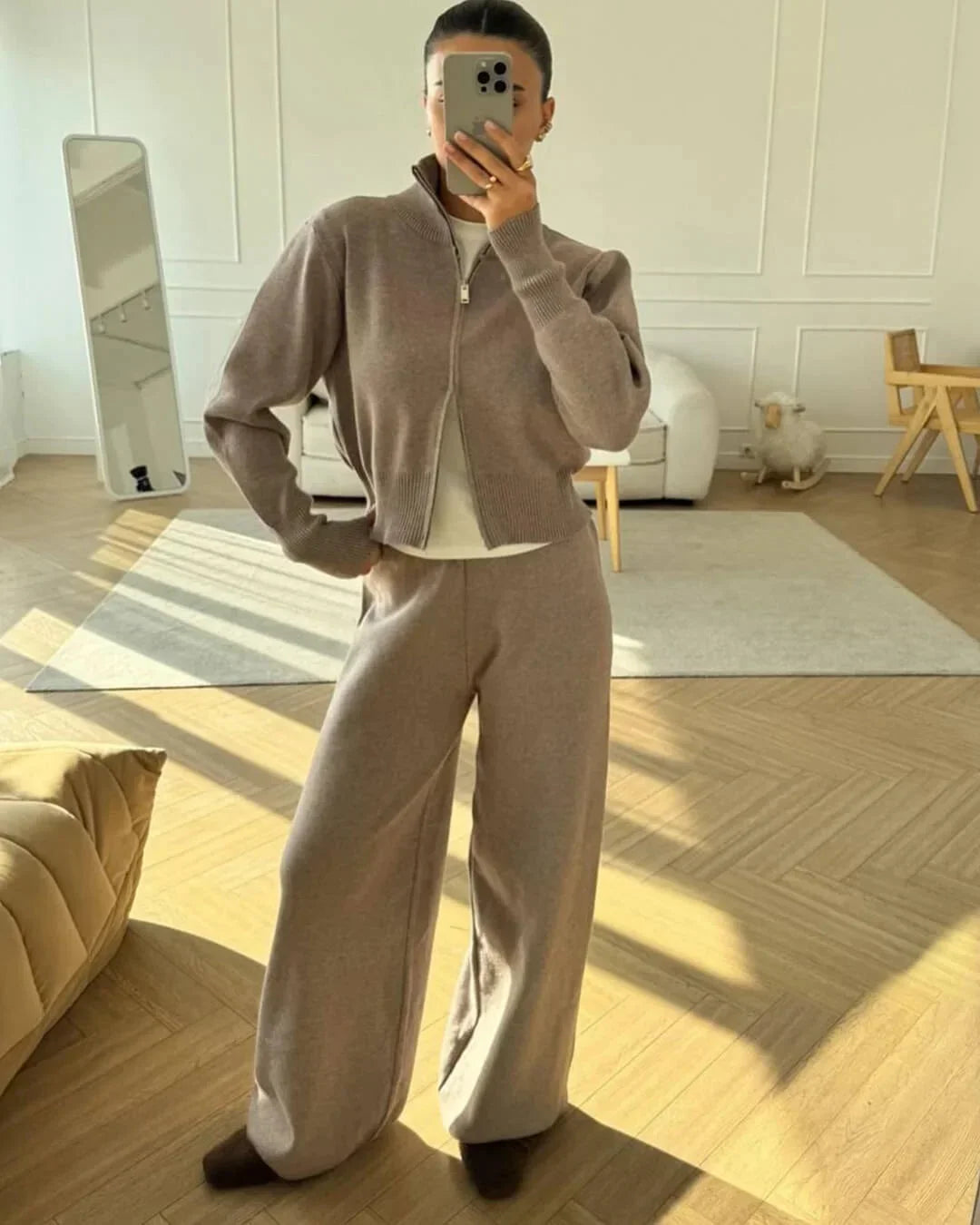 Ensemble détente femme blanc avec fermeture éclair, en tricot doux, parfait pour les journées relax.