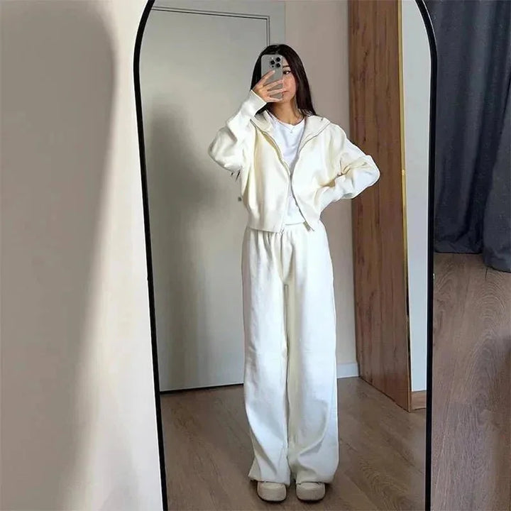 Ensemble détente femme en tricot doux, avec fermeture éclair et design décontracté, couleur grise.