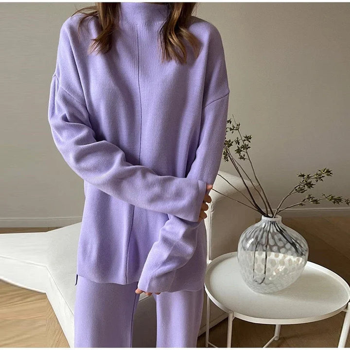 Ensemble femme beige en coton respirant, coupe décontractée avec détails élégants.