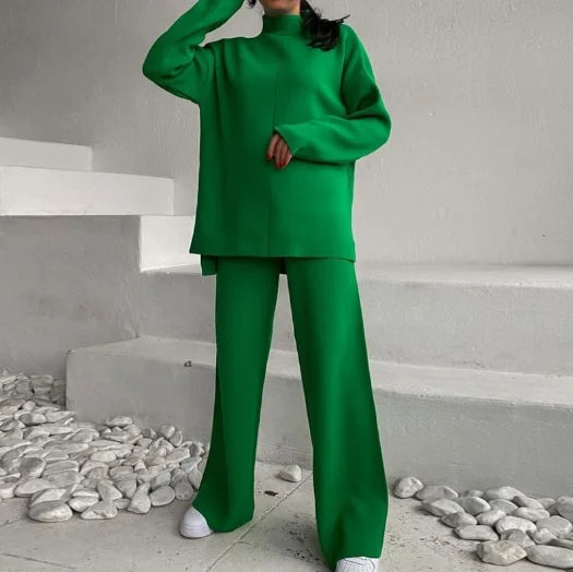 Ensemble femme en coton léger, coupe décontractée et design moderne, couleur bleue.