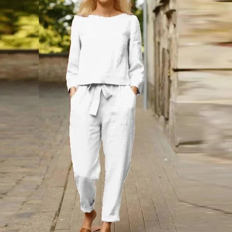 Ensemble détente femme deux pièces en lin léger blanc, comprenant un haut sans manches et un pantalon fluide, idéale pour…