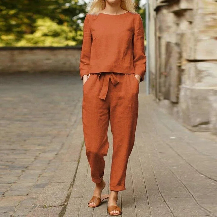 Ensemble détente femme deux pièces en lin léger rouge, avec un haut à bretelles et un pantalon fluide pour un confort…