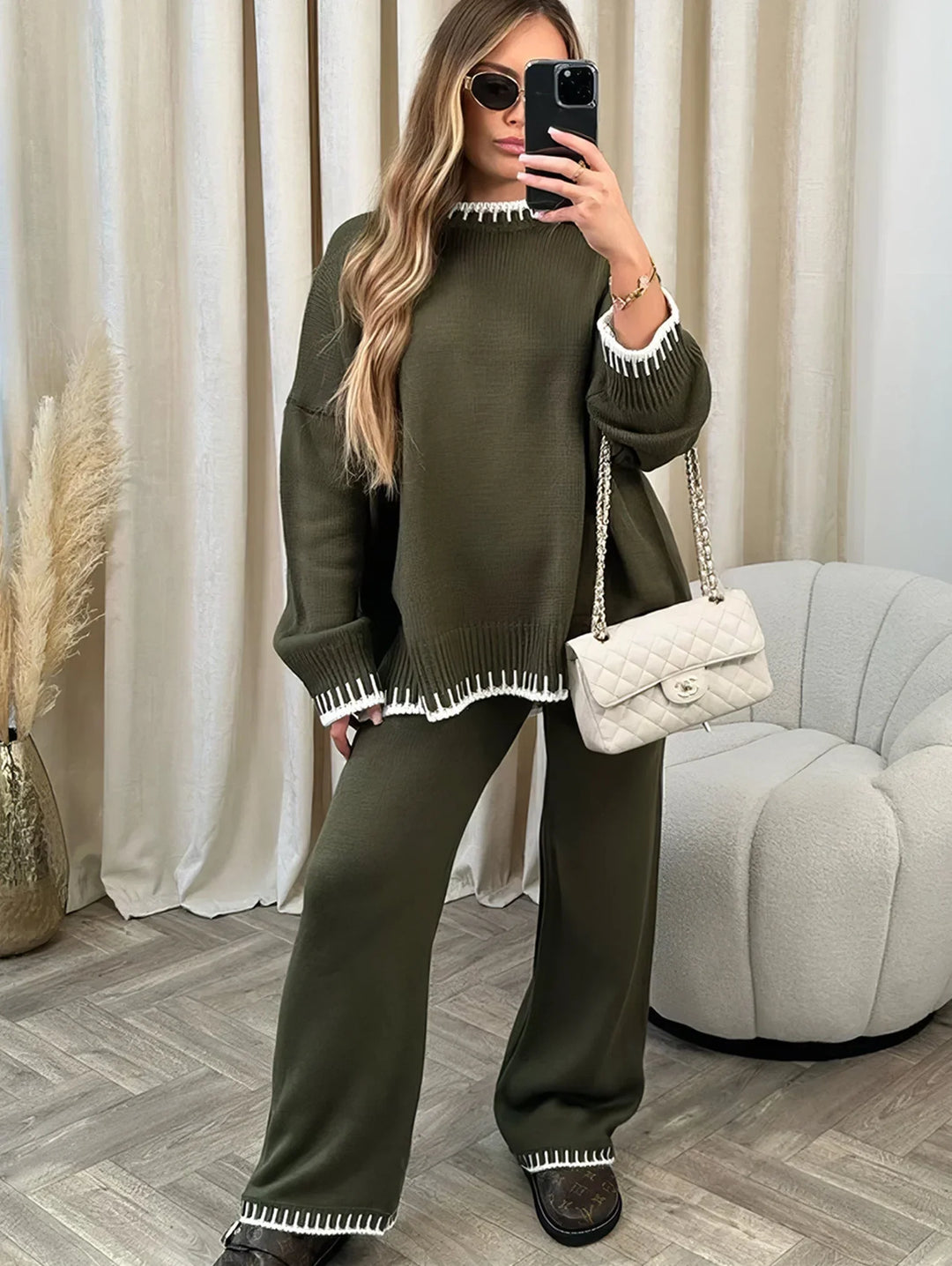 Ensemble femme beige à manches longues en mélange de coton, conçu pour le confort lors de moments de détente.