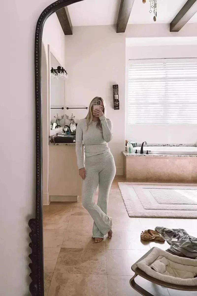 Ensemble détente femme en coton doux, composé d'un haut ample et d'un pantalon confortable, couleur gris.