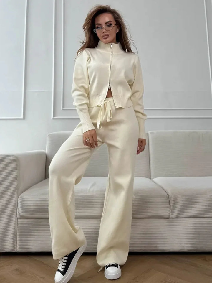 Ensemble femme : cardigan café léger et pantalon zippé noir, adapté pour l'automne et l'hiver.