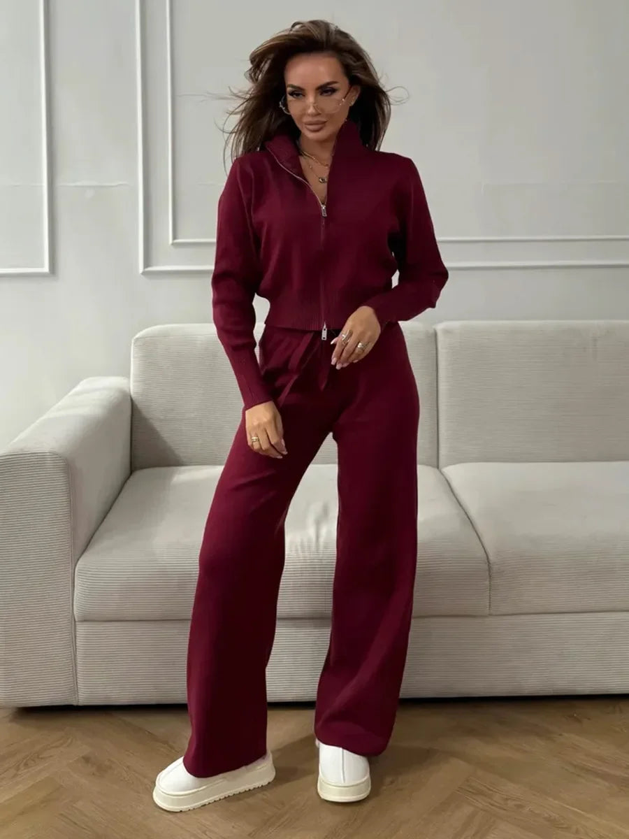 Ensemble femme jaune, comprenant un cardigan à col rond et un pantalon zippé élastique.