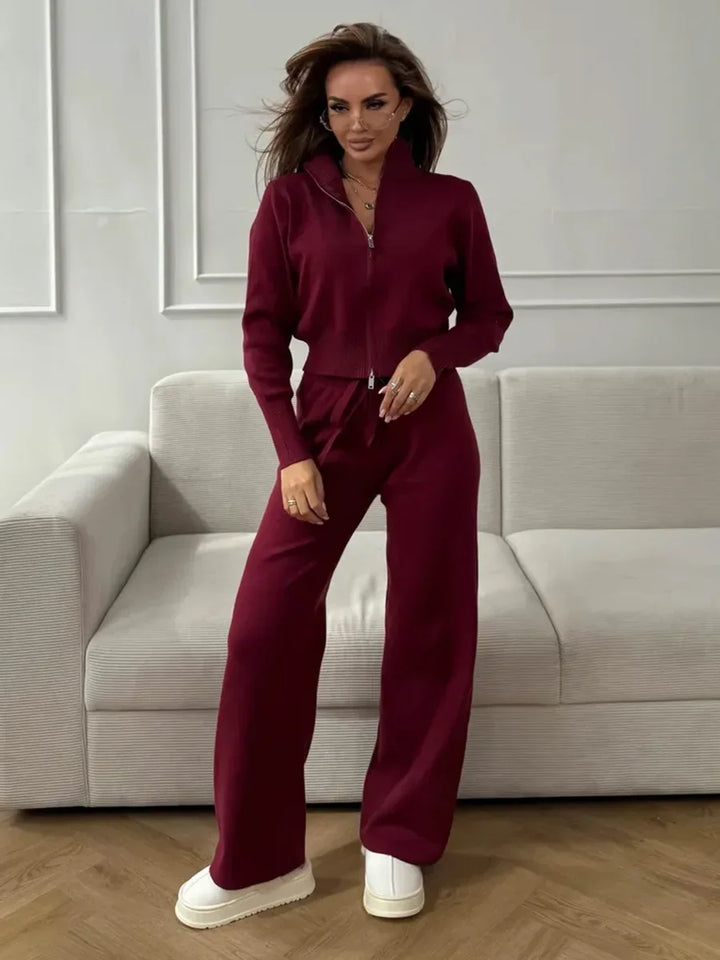 Ensemble femme jaune, comprenant un cardigan à col rond et un pantalon zippé élastique.