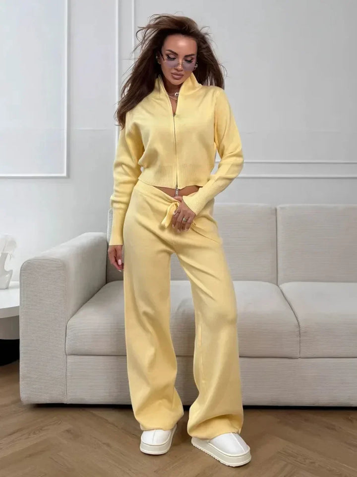 Ensemble femme en café léger, comprenant un cardigan et un pantalon zippé, idéal pour l'automne et l'hiver.