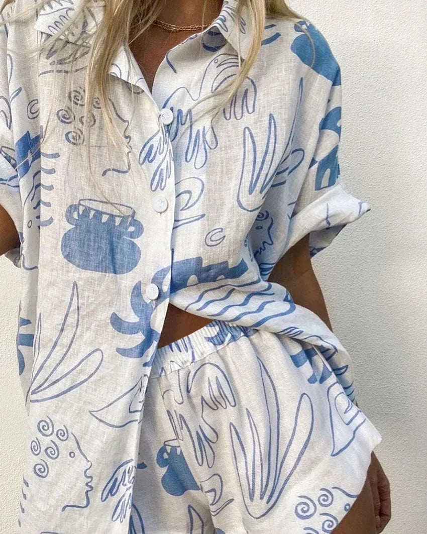Ensemble femme en coton blanc et bleu, avec motifs modernes et coupe fluide. Idéal pour un look estival décontracté.