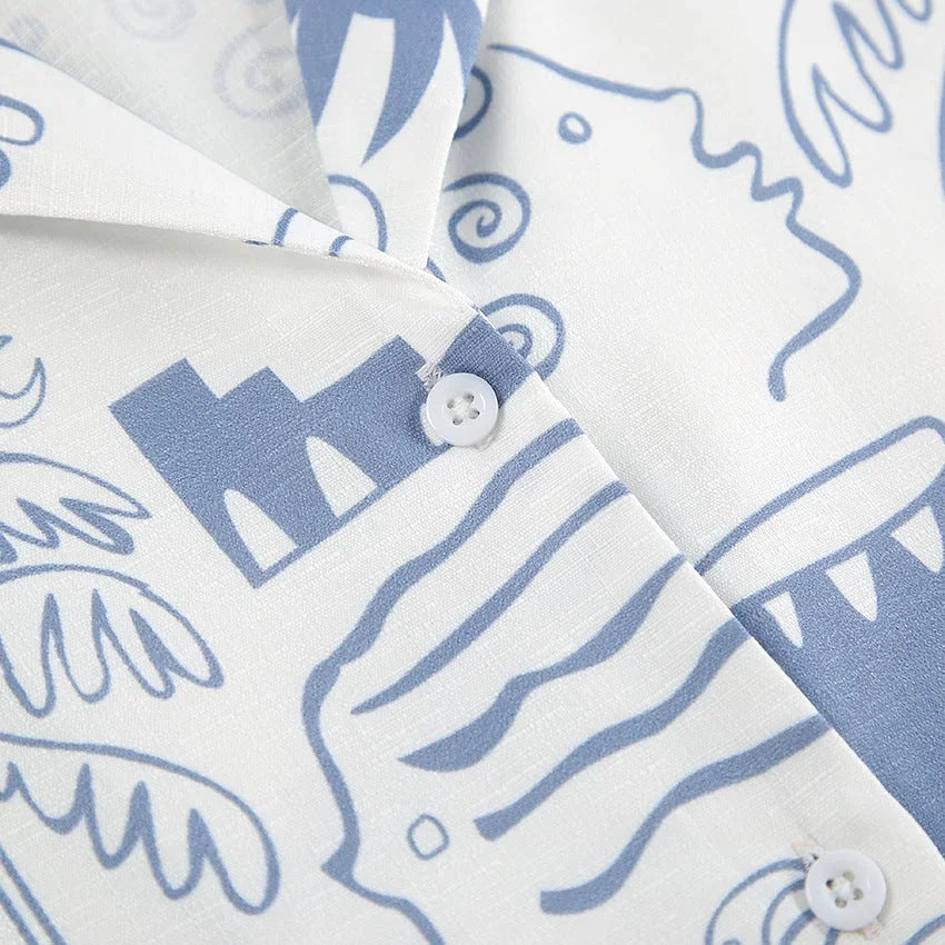 Ensemble femme en coton blanc et bleu, avec motifs géométriques modernes et coupe légère idéale pour le printemps.