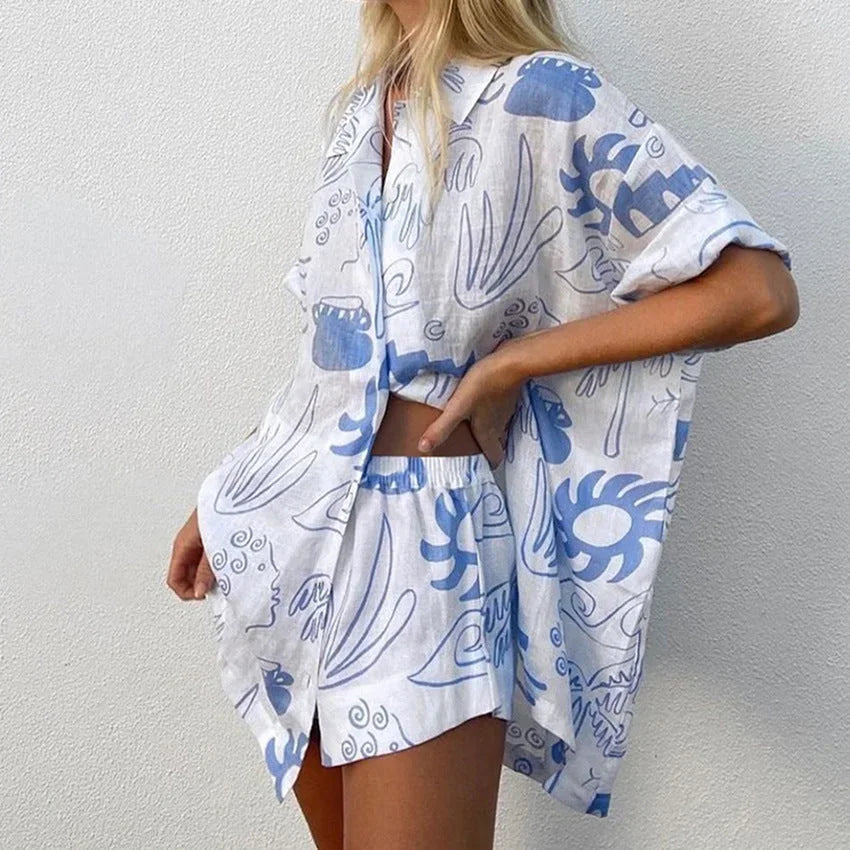 Ensemble femme en coton léger, motifs modernes blanc et bleu, idéal pour un style décontracté et élégant.