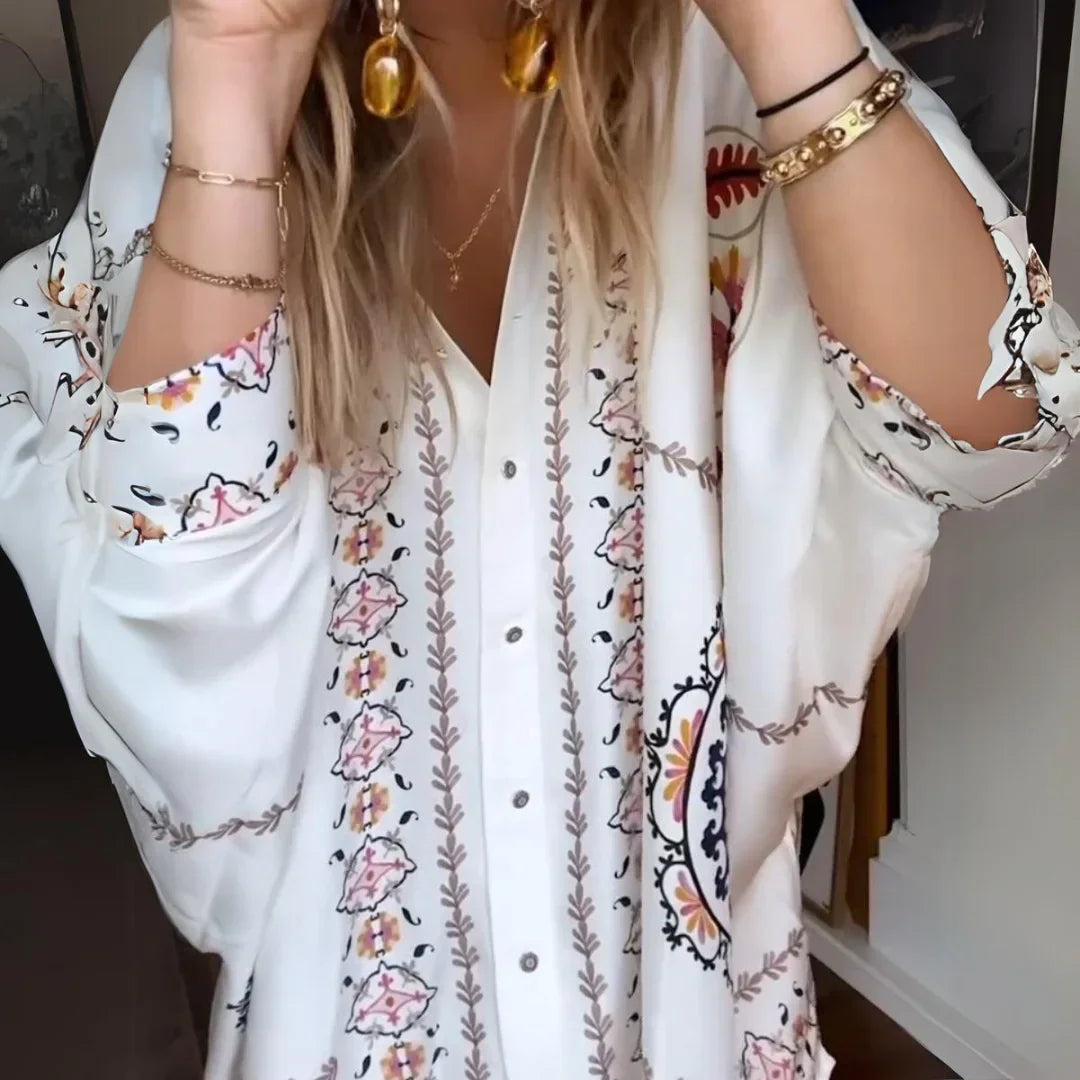 Ensemble femme boho chic en coton léger, avec motifs floraux colorés, idéal pour le printemps et la saison chaude.