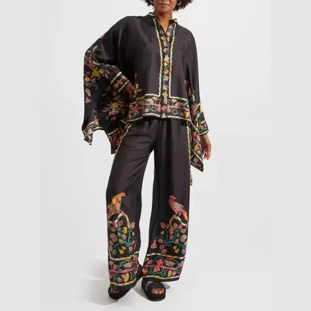 "Ensemble femme boho chic en tissu léger avec motifs floraux colorés, parfait pour le printemps."