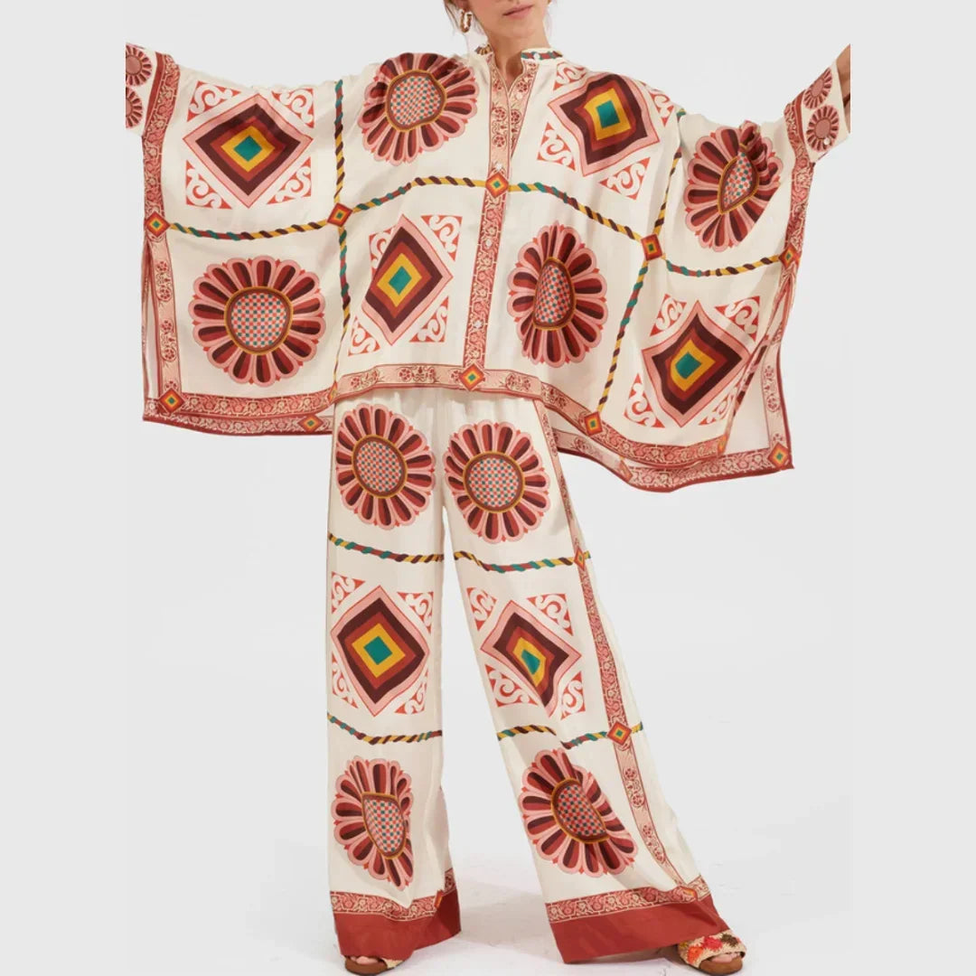 Ensemble femme boho chic rouge, en coton léger, avec motifs floraux printaniers et coupe ample pour un confort élégant.